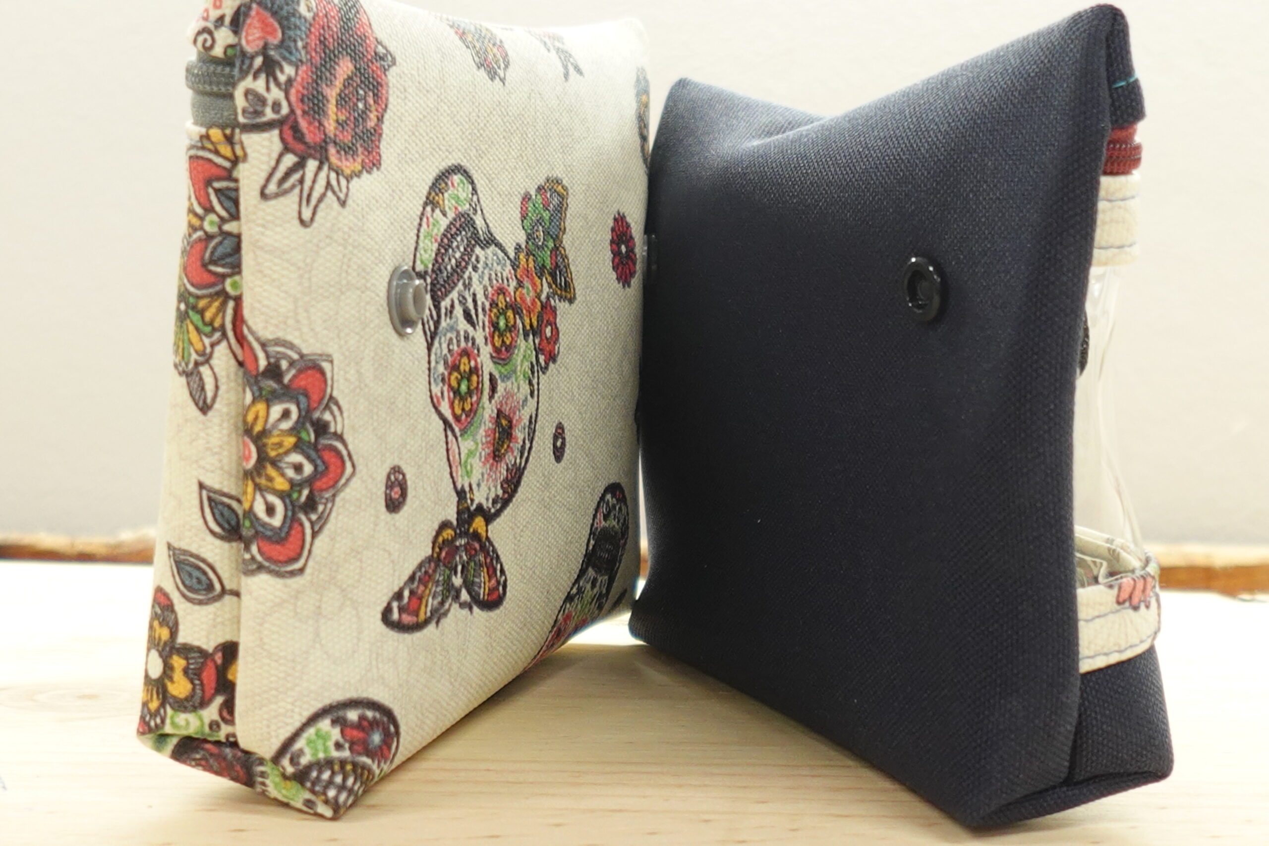 mini neceser doble tela resinada calaveras rojas fondo blanco mini neceser doble tela resinada calaveras rojas fondo blanco