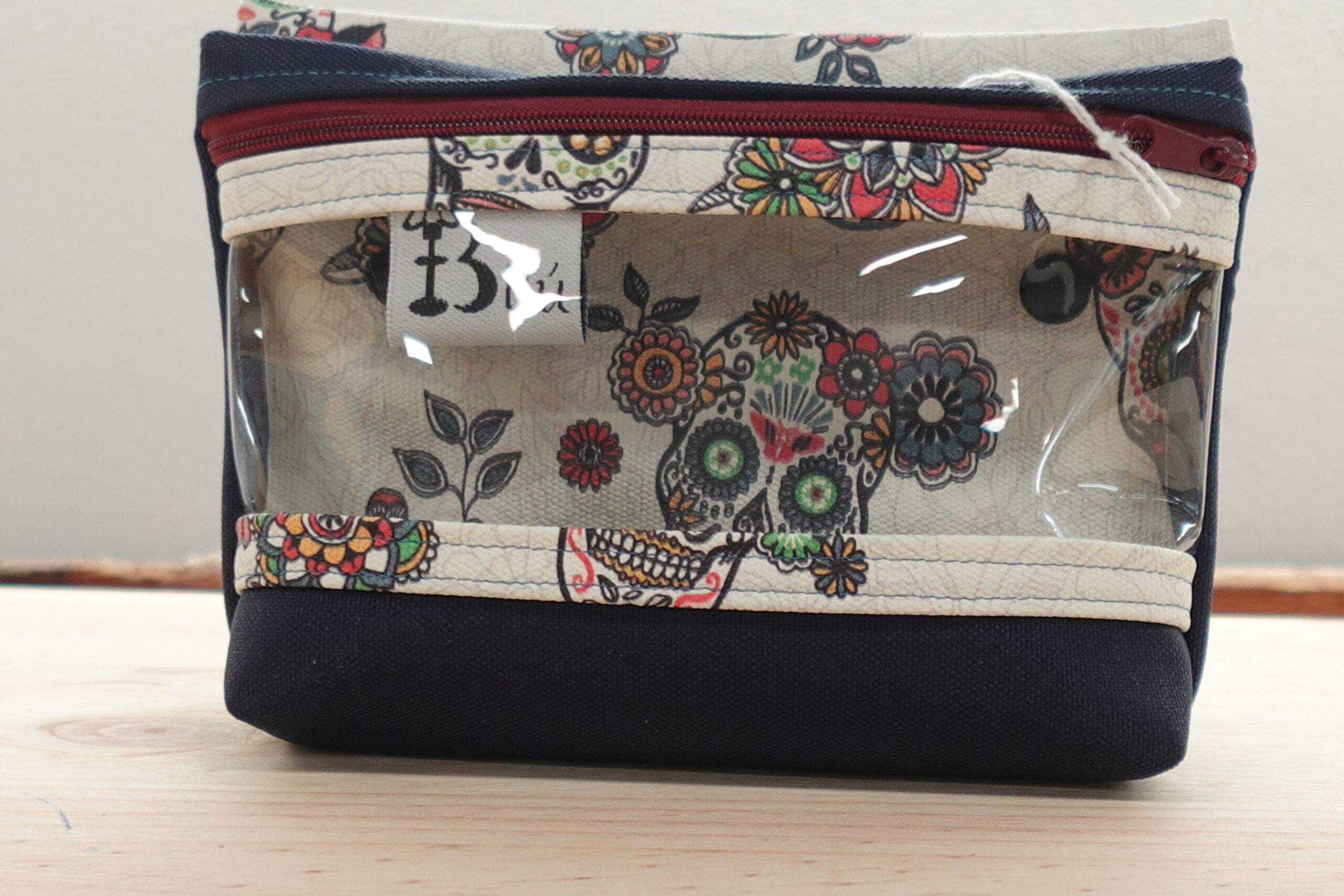 mini neceser doble tela resinada calaveras rojas fondo blanco mini neceser doble tela resinada calaveras rojas fondo blanco