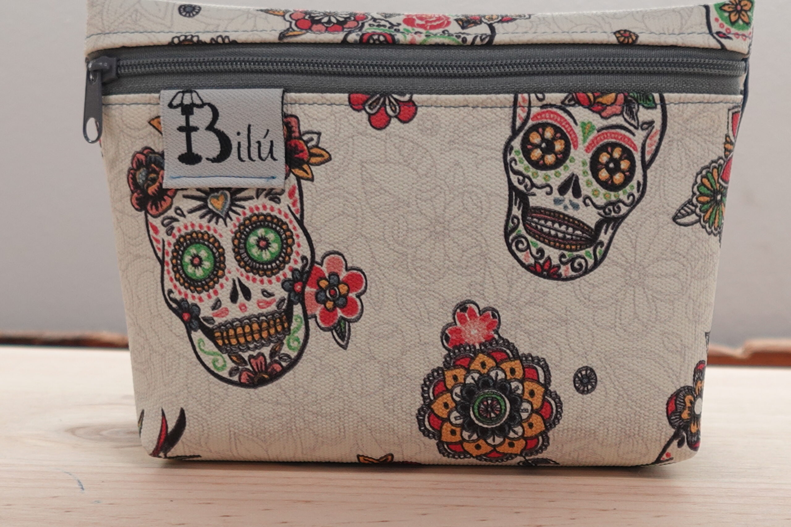 mini neceser doble tela resinada calaveras rojas fondo blanco mini neceser doble tela resinada calaveras rojas fondo blanco