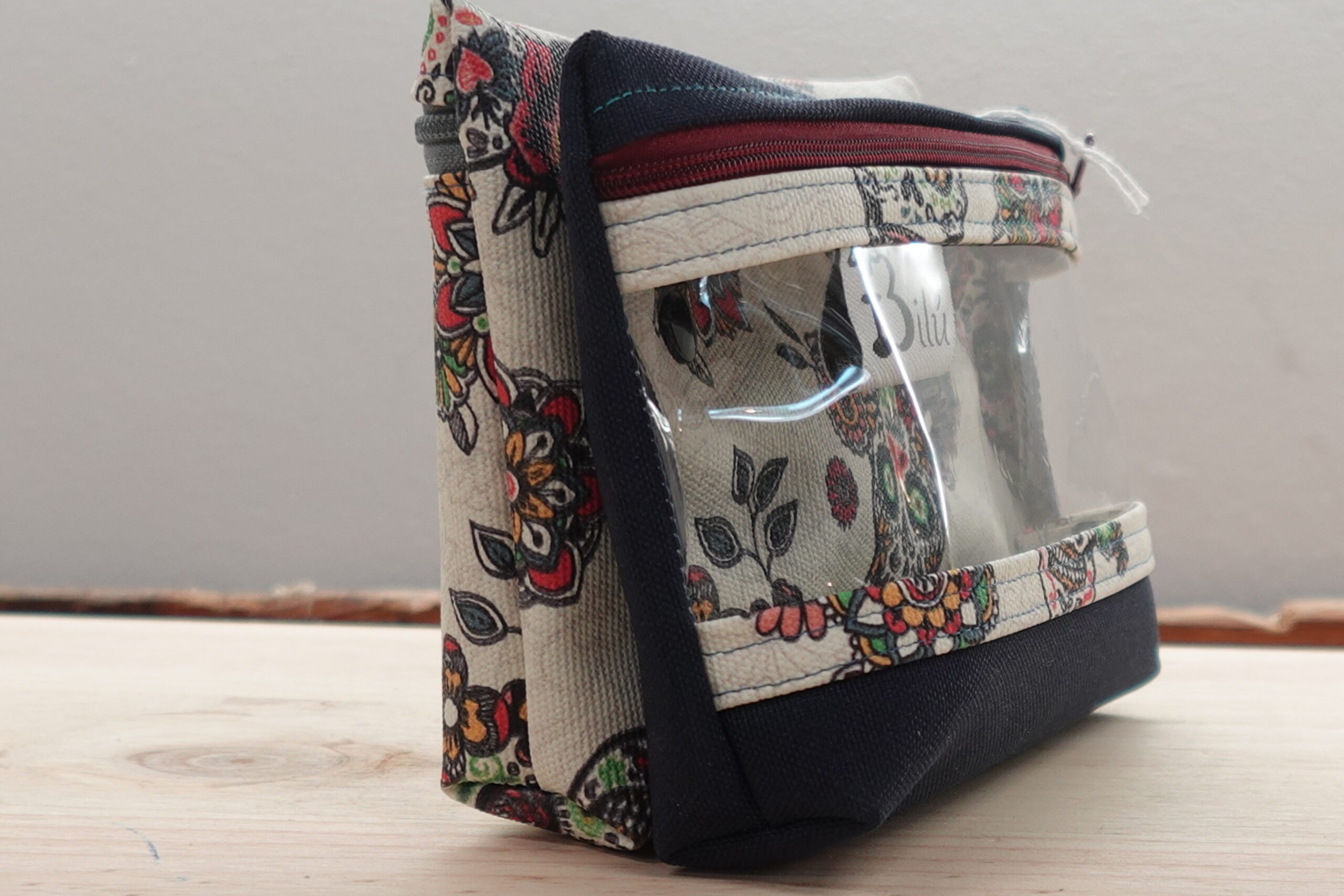 mini neceser doble tela resinada calaveras rojas fondo blanco mini neceser doble tela resinada calaveras rojas fondo blanco