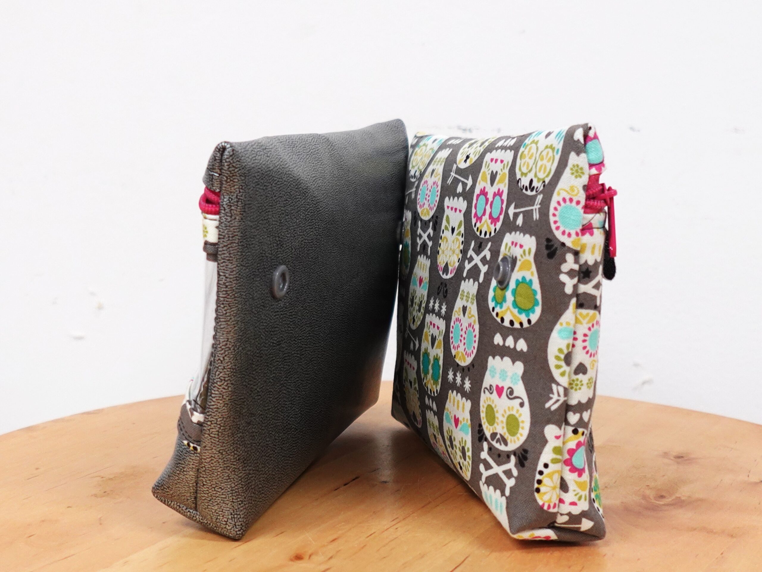 mini neceser doble tela resinada calaveras dibujo fondo gris mini neceser doble tela resinada calaveras dibujo fondo gris