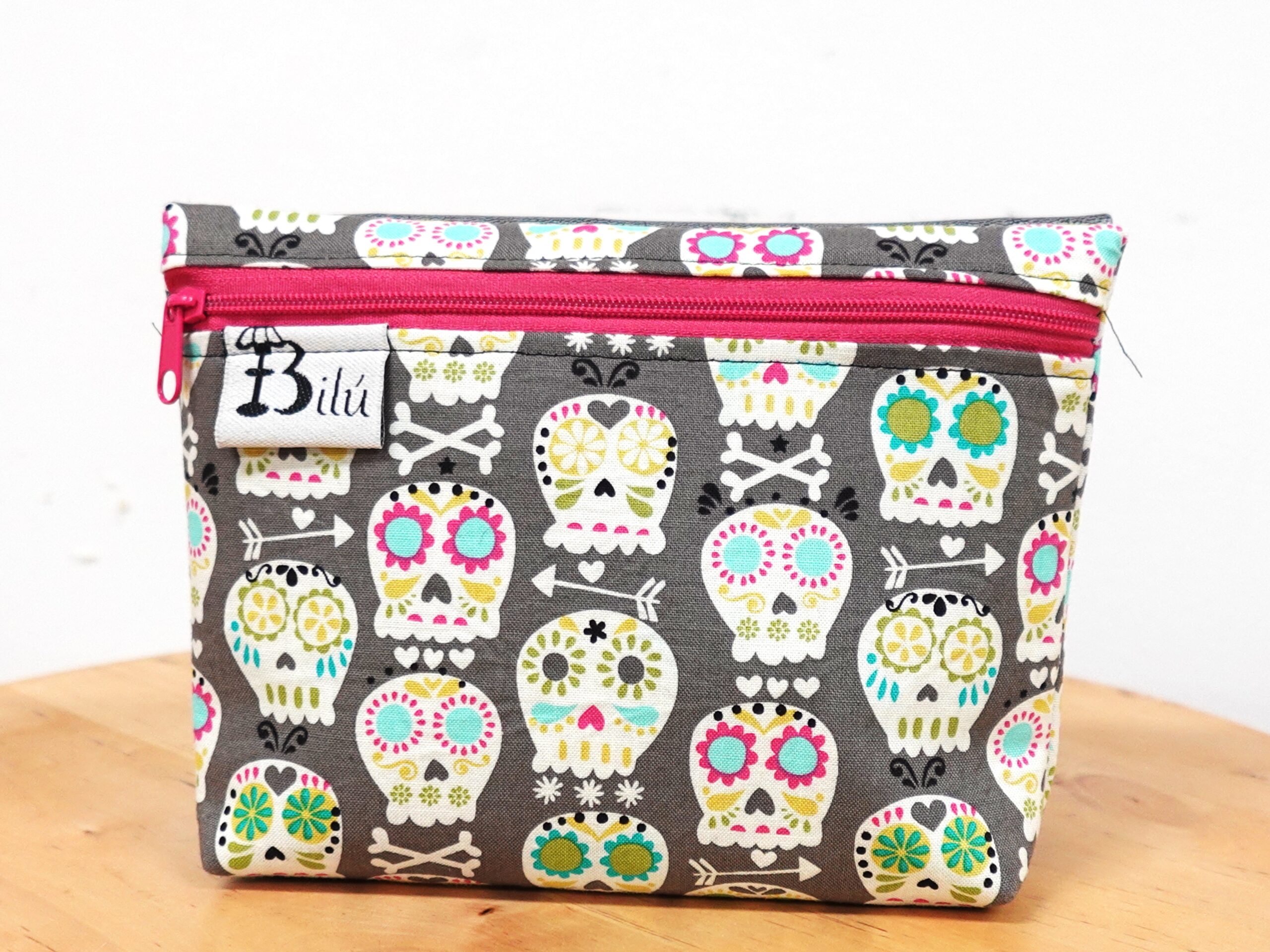 mini neceser doble tela resinada calaveras dibujo fondo gris mini neceser doble tela resinada calaveras dibujo fondo gris